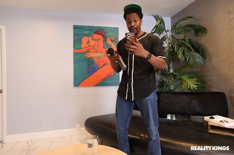 Stablet amerikansk model Alexis Fawx får sin fisse spist ud før interracial sex