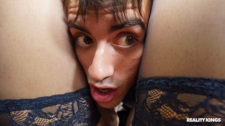 ペネロペ・クロスはセクシーなブルネットで、オマンコをいっぱいにされるのが大好きです