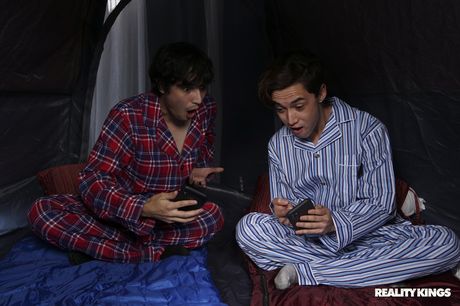 Blond amerikansk cougar Britney Amber har sex med to fyre på en sofa