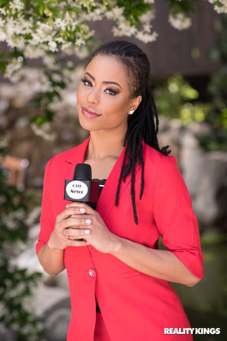 Ebony amerikansk babe Kira Noir har samleje med en hvid mand