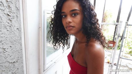 黒人のアメリカ人人形スカーリット・スキャンダルは彼女の膣に白いペニスを詰め込まれる