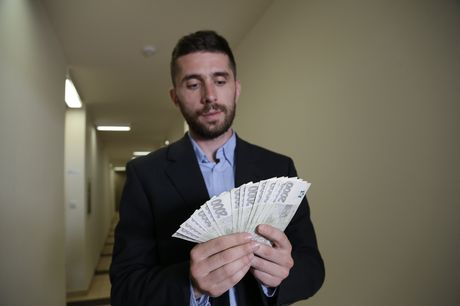 Storbrystet ukrainsk skønhed Josephine Jackson får sin fisse slikket før en knepp