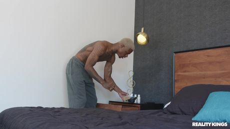 Amerikansk MILF med store bryster Alexis Fawx får sin fisse spist ud og kneppet af en sort mand