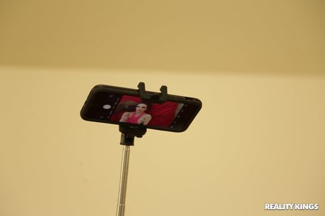 大胸美國色情明星 Kimmy Granger 的大胸部和陰戶被狠狠地操了