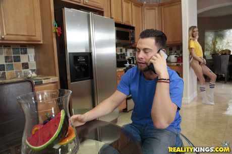 Blond amerikansk teenager Haley Reed bliver kneppet i køkkenet af sin stedbror