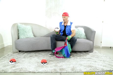 黒髪のケルシー・モンローがセクシーな尻を興奮した男に犯される