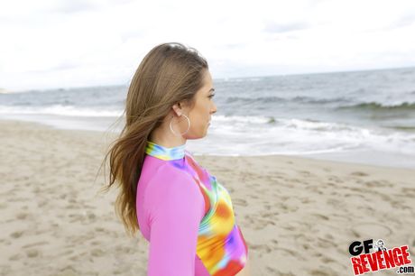 スリムなアメリカ人の女の子、キルステン・リーはシャワーでマンコを舐められ、チンコをされる