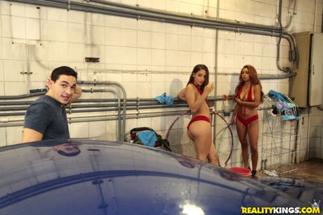 大胸少女 Abella Danger 和 Sarai 在三人行中被內射