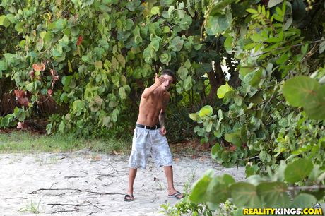 セクシーな表紙ガール、ジーナ・ヴァレンティーナとアリアナ・クルスが3Pで犯される