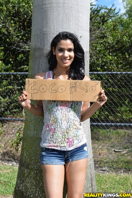 Attraktiv Latina Karmen Bella får sin fisse slikket og kneppet på terrassen