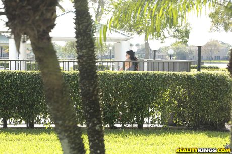 ラテン系モデルのミア・パールがプールサイドのパティオで少年とセックスをする