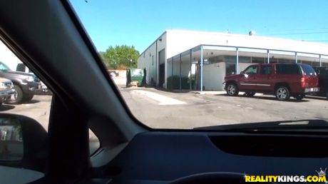 Charli Acacia er en sexet teenager, der elsker at blive kneppet i røv