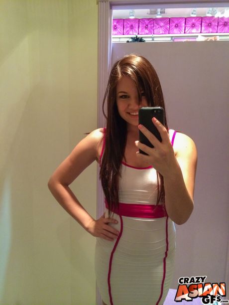 亞洲美女 Alison Rey 在床上進行性交