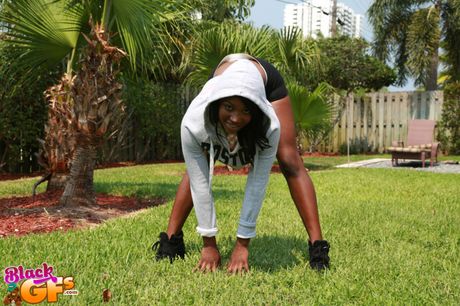 美國黑人寶貝 Skyler Nicole 完美屁股被手指插滿，陰戶被操