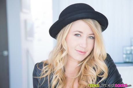 金髮美國娃娃 Mandy 的屁眼被一根大雞巴幹了