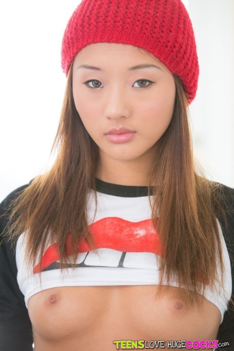 Asiatisk teenager Alina Li får sit røvhul strakt og sin fisse dicked