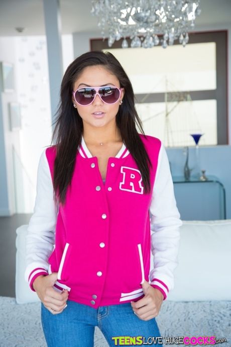 Mørkhåret amerikansk covergirl Ariana Marie får sit røvhul ramt