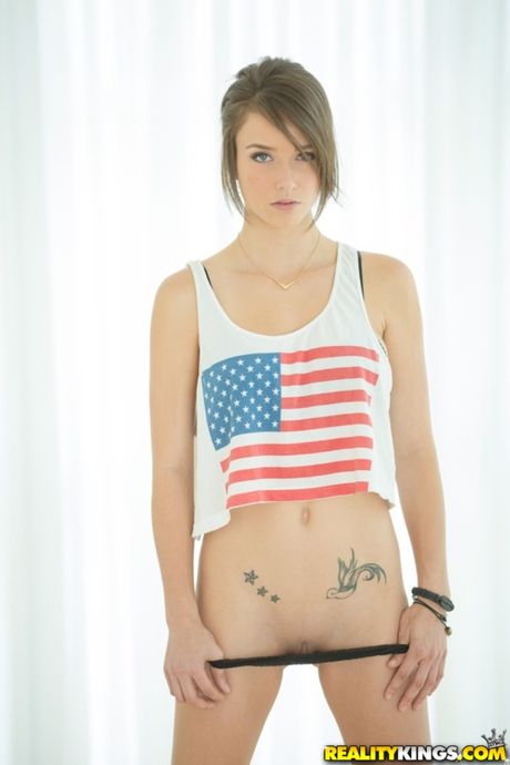 レズビアンの女の子、アレクトラ・ブルーとマレーナ・モーガンは服を脱いだ後、お互いに指で触れ合う