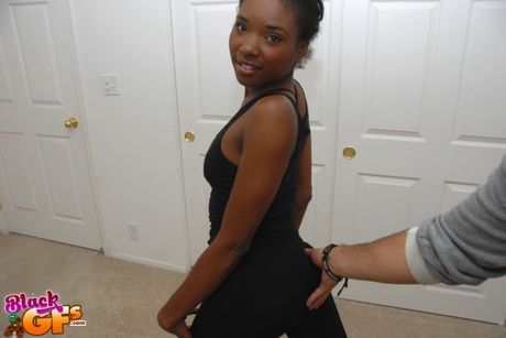 Sexet ebony Krystal Blake får sin fisse drillet og piket af en hvid fyr