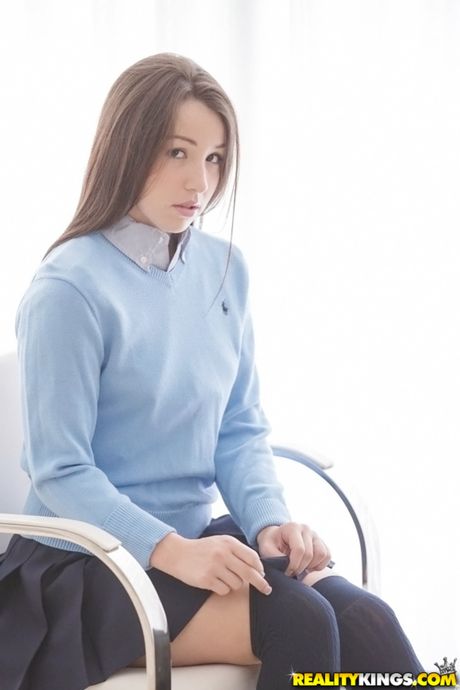 小柄な女子高生ローラ・フォックスが完璧なお尻を指で弄られ、チンコで突かれる