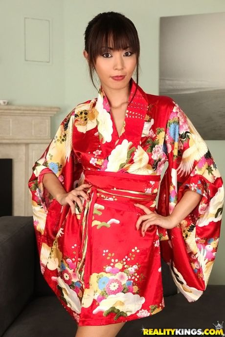 Marica Hase er en japansk babe, der elsker at blive kneppet af to fyre