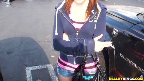 頑皮的美國女孩貝拉楊被一個淫蕩的男人猛幹