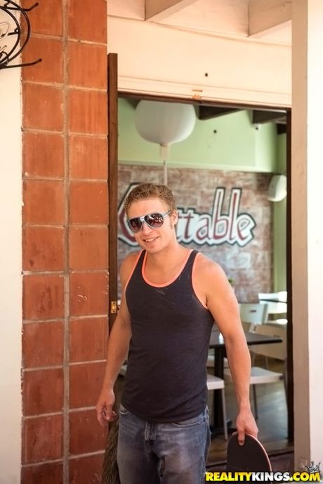 印象的なコロンビアのカバーガール、ブリス・ダルセは、タイトなオマンコと大きなお尻をディックされる