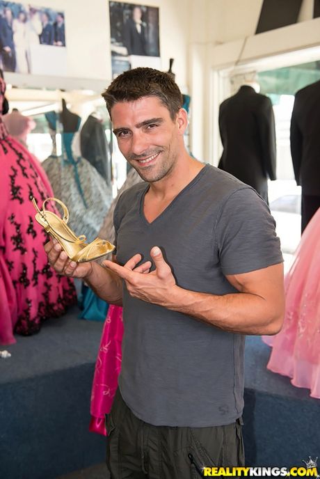 Liv Revamped 的陰部和屁股被白人幹了