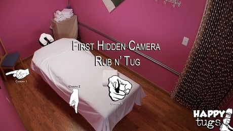 Asiatisk massør Sharon Lee kommer oven på sin klient under sex på en seng