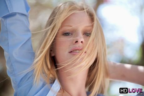 金髮美國娃娃艾薇兒·霍爾被騎士舔陰和乾