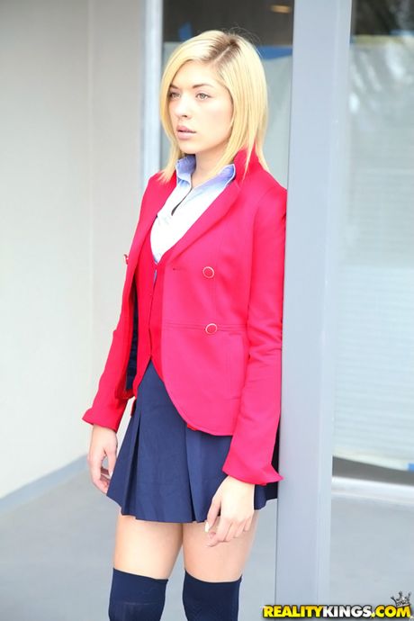 Blond amerikansk pige Lia Lor får sit røvhul slikket og kneppet af en liderlig fyr