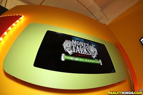 R: 苗條的黑髮Sierra Sinn被舔屁股，被乾陰戶