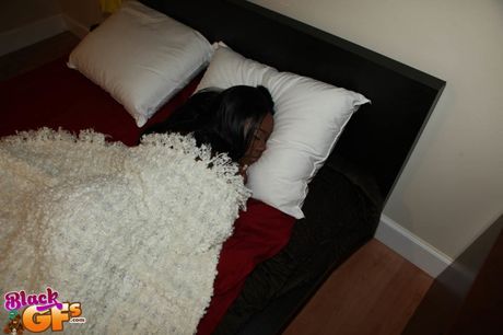 美國黑人女孩 Tiara 在陰莖插入她的陰道之前先吸吮它