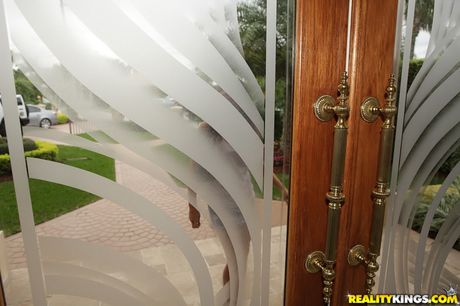 ステファニ・モレッティは犯されるのが大好きなホットなブルネットです