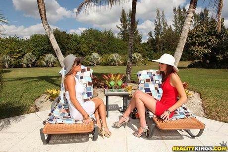 豐滿的熟女 Toni Taylor 在露台上與女孩們進行三人性愛