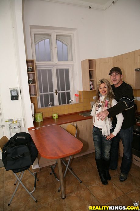 Slank russisk blond Victoria Tiffani får sin fisse boret i et soveværelse