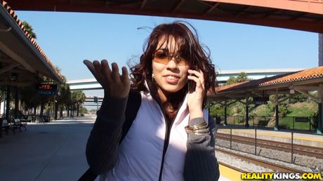 美麗的拉丁裔美女 June Star 被一個淫蕩的帥哥舔陰並操逼