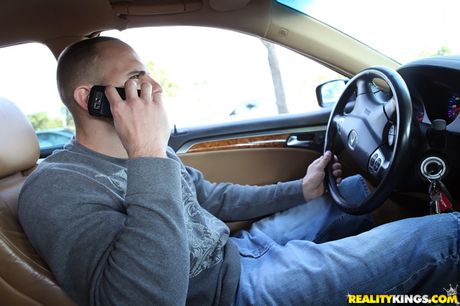 美麗的拉丁裔美女 June Star 被一個淫蕩的帥哥舔陰並操逼