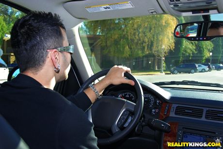 黒人のアメリカ人キュートなミーガン・ヴォーンがピックアップトラックに乗った白人男に犯される