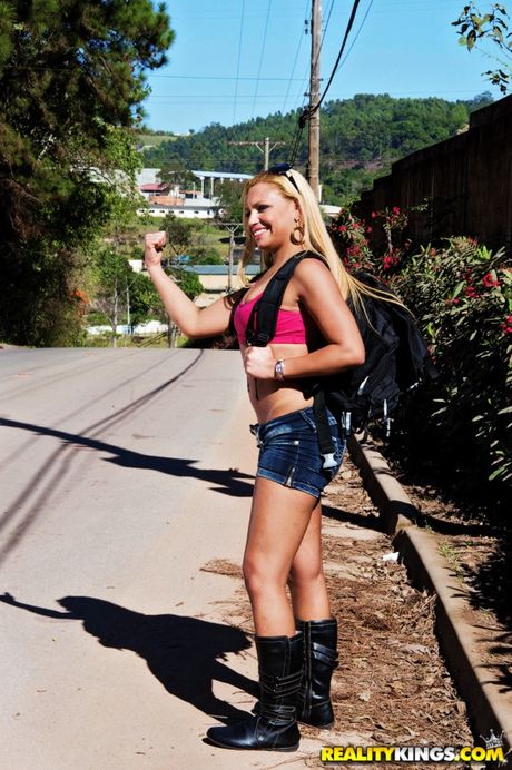 金髪のブラジル人表紙モデル、サブリナ・セナが道路の真ん中で毛布に叩きつけられる