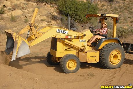 巨乳の表紙ガール、ヘブン・サマーズが納屋で性交