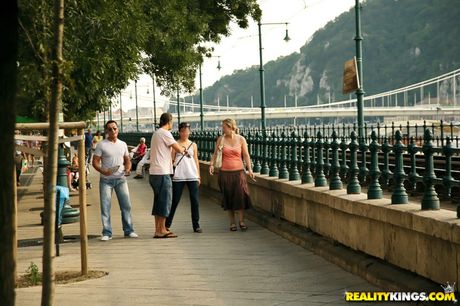 Mørkhåret fransk model Eloa Lombard bliver dobbeltkneppet under en trekant