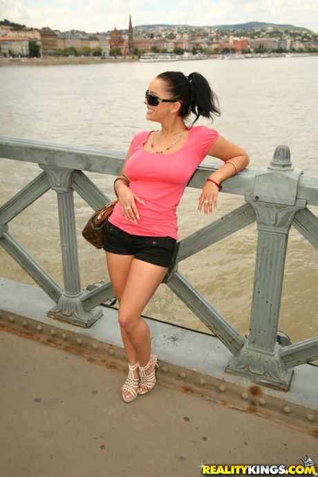 豐滿的法國熟婦 Liiza Del Sierra 的陰道被雞巴塞滿