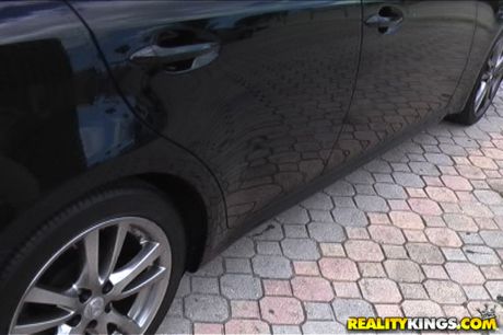 R: 瘦弱的黑人女孩 Sierra Sinn 在沙灘上被舔陰和騎雞巴