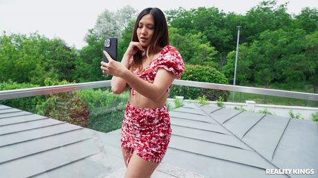 巨乳のタイ人ブルネットのメイ・タイが白人のチンコでアナルを貫かれる