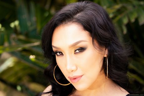 ラテン系の女の子、ヴィッキー・チェイスがアナルセックスの後に顔射を受ける