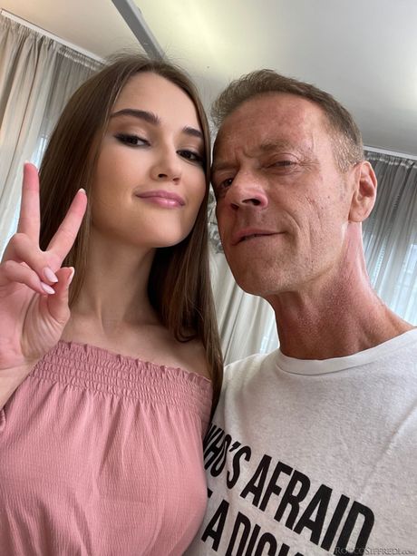 黑髮俄羅斯女孩 Sonya Blaze 在自慰前脫掉衣服