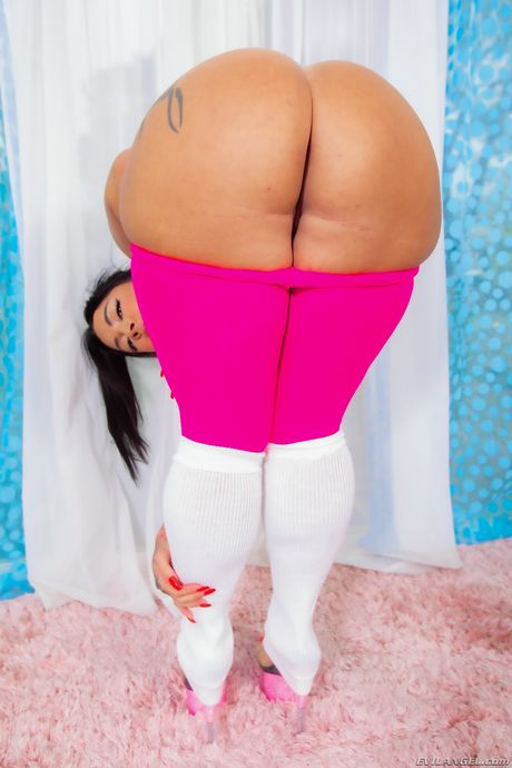 Latina MILF Monica Santhiago bliver røvkneppet af en stor hvid pik