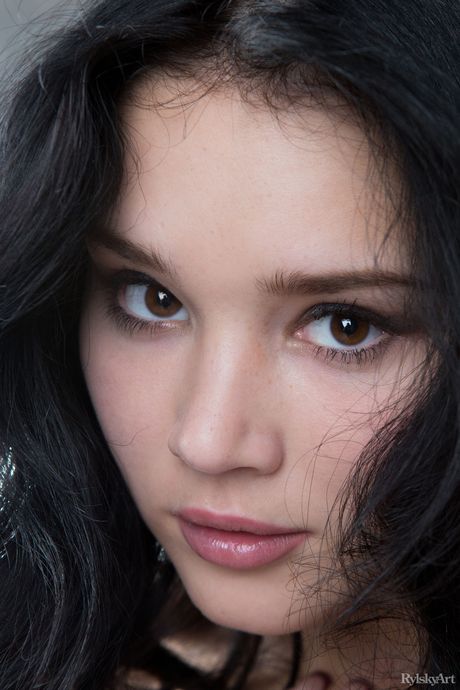  Slank ukrainsk mørkhåret ung Malena Fendi blotter store bryster og spreder sine ben