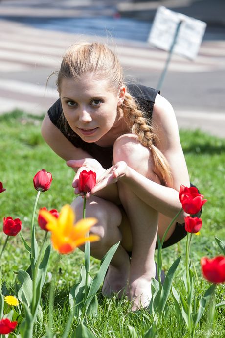 俄羅斯金髮少女 Stella D 在走廊的毯子上裸體